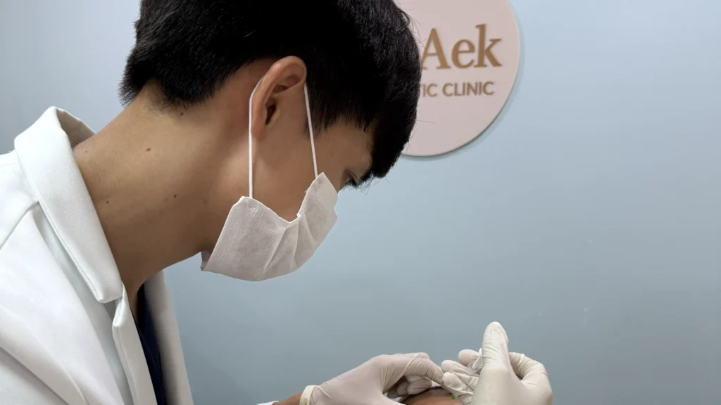 คุณหมอเอกกำลังฉีด Biostimulator ให้ผู้รับบริการ