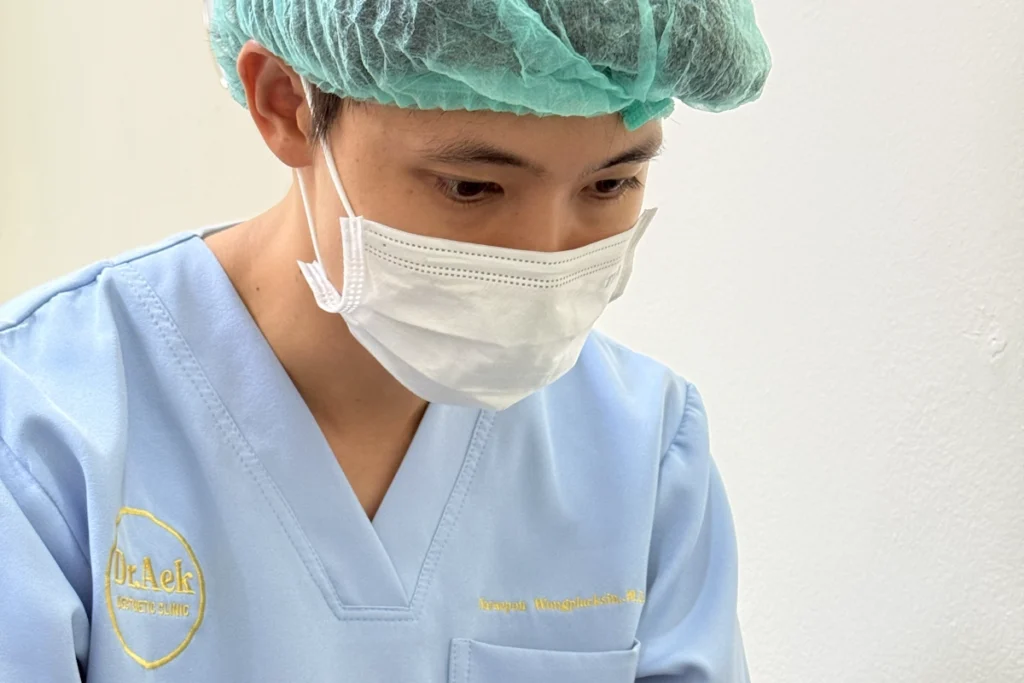 คุณหมอเอกกำลังดูแลหัตถการด้านความงามให้ผู้รับบริการ