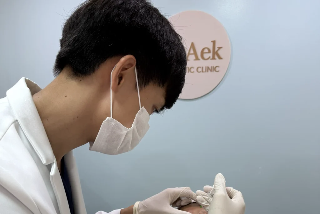 คุณหมอเอกกำลังฉีด Biostimulator ให้ผู้รับบริการ