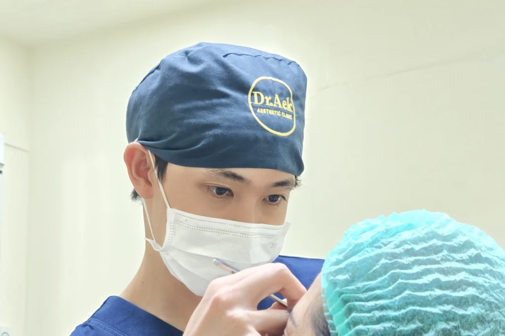 คุณหมอเอกกำลังประเมินหนังตาตกก่อนการรักษา