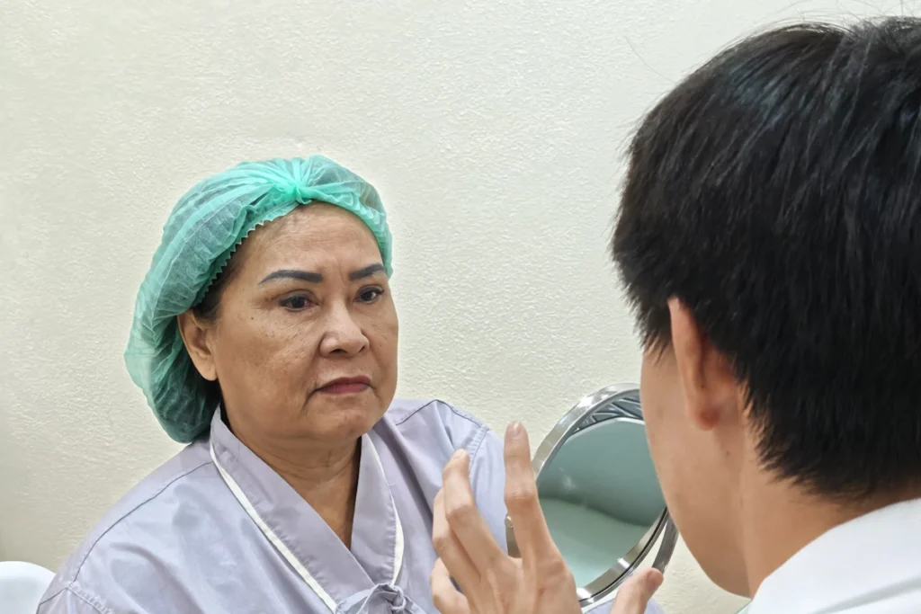 คุณหมอเอกกำลังประเมินไขมันใต้คางก่อนการรักษา