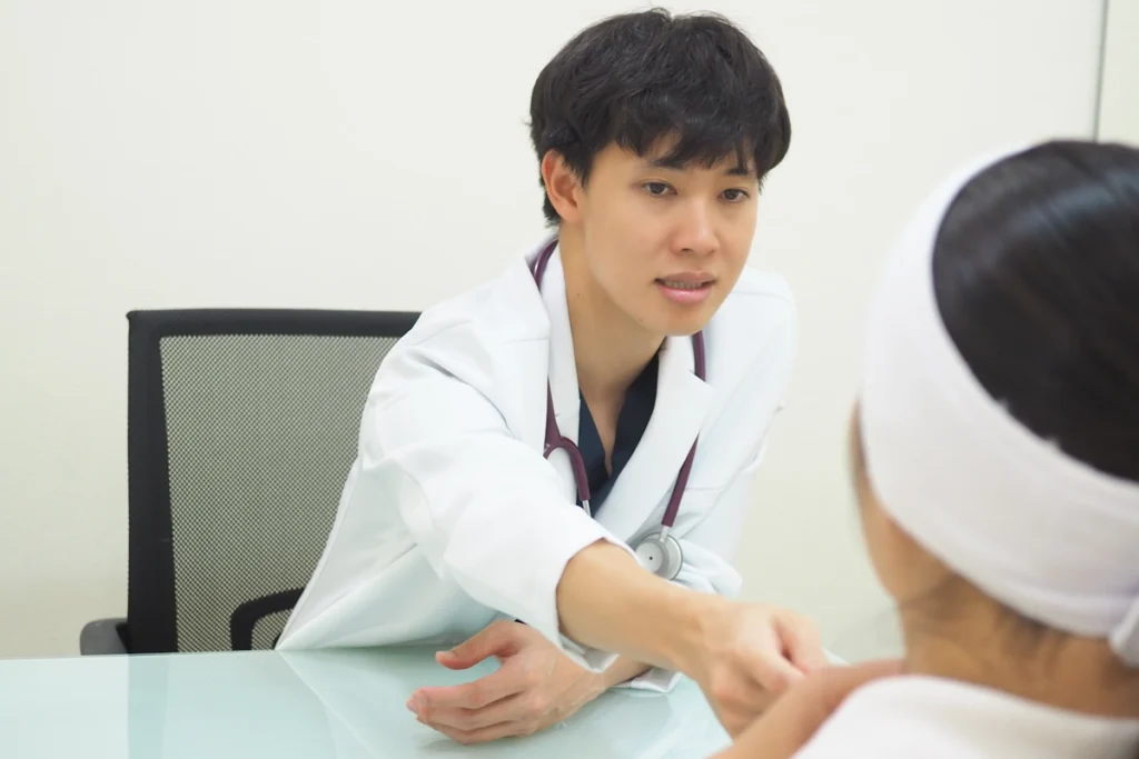 คุณหมอเอกกำลังดูแลผู้รับบริการระหว่างการให้ IV Drip