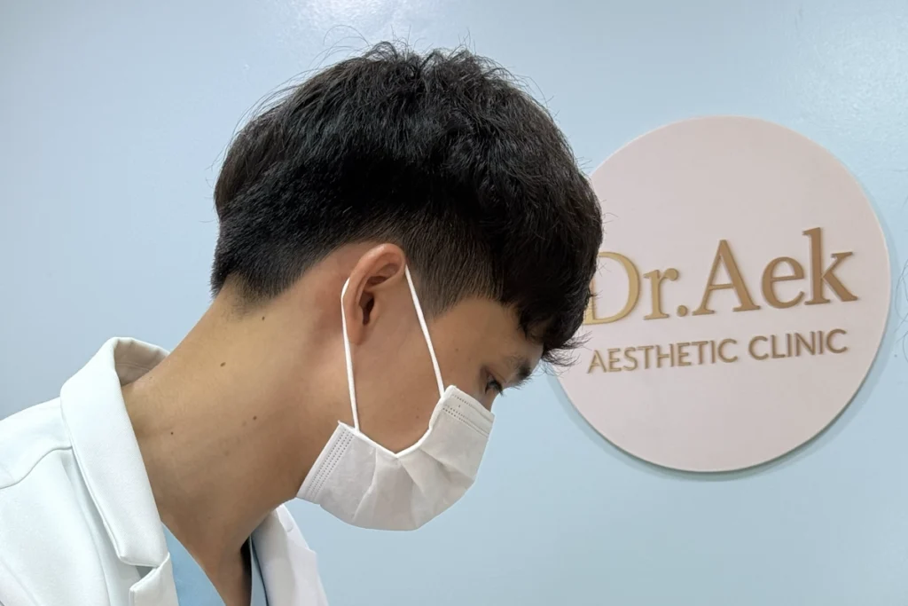 คุณหมอเอกกำลังผ่าตัดตัดถุงไขมันใต้ตา