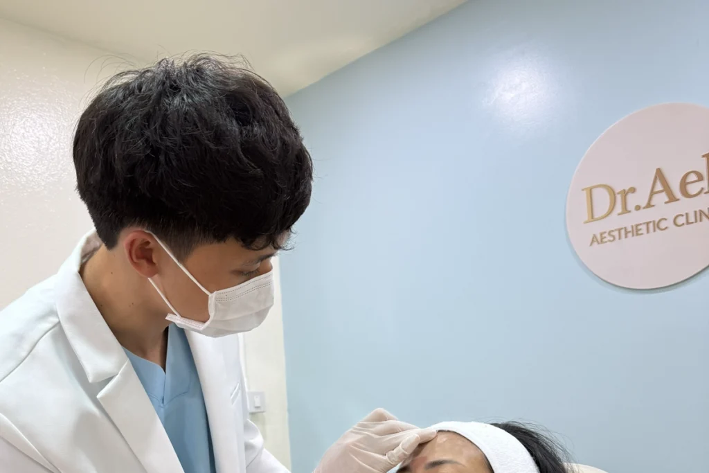 คุณหมอเอกกำลังฉีด Skin Booster ให้ผู้รับบริการ