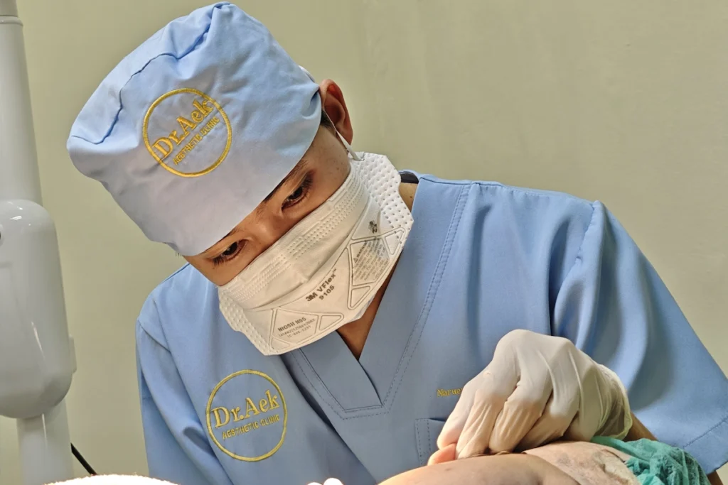 คุณหมอเอกกำลังผ่าตัดศัลยกรรมความงามให้ผู้รับบริการที่ Doctor Aek Aesthetic Clinic จังหวัดเชียงราย