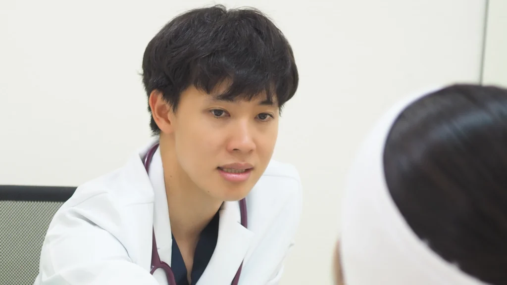 คุณหมอเอกกำลังดูแลผู้รับบริการระหว่างการให้ IV Drip