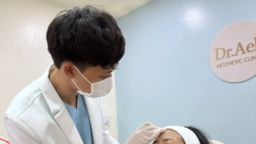 คุณหมอเอกกำลังฉีด Skin Booster ให้ผู้รับบริการ